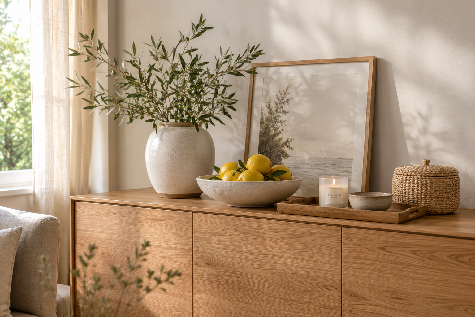 Ein Sideboard mit Zitronen, Olivenzweigen und natürlichen Materialien.