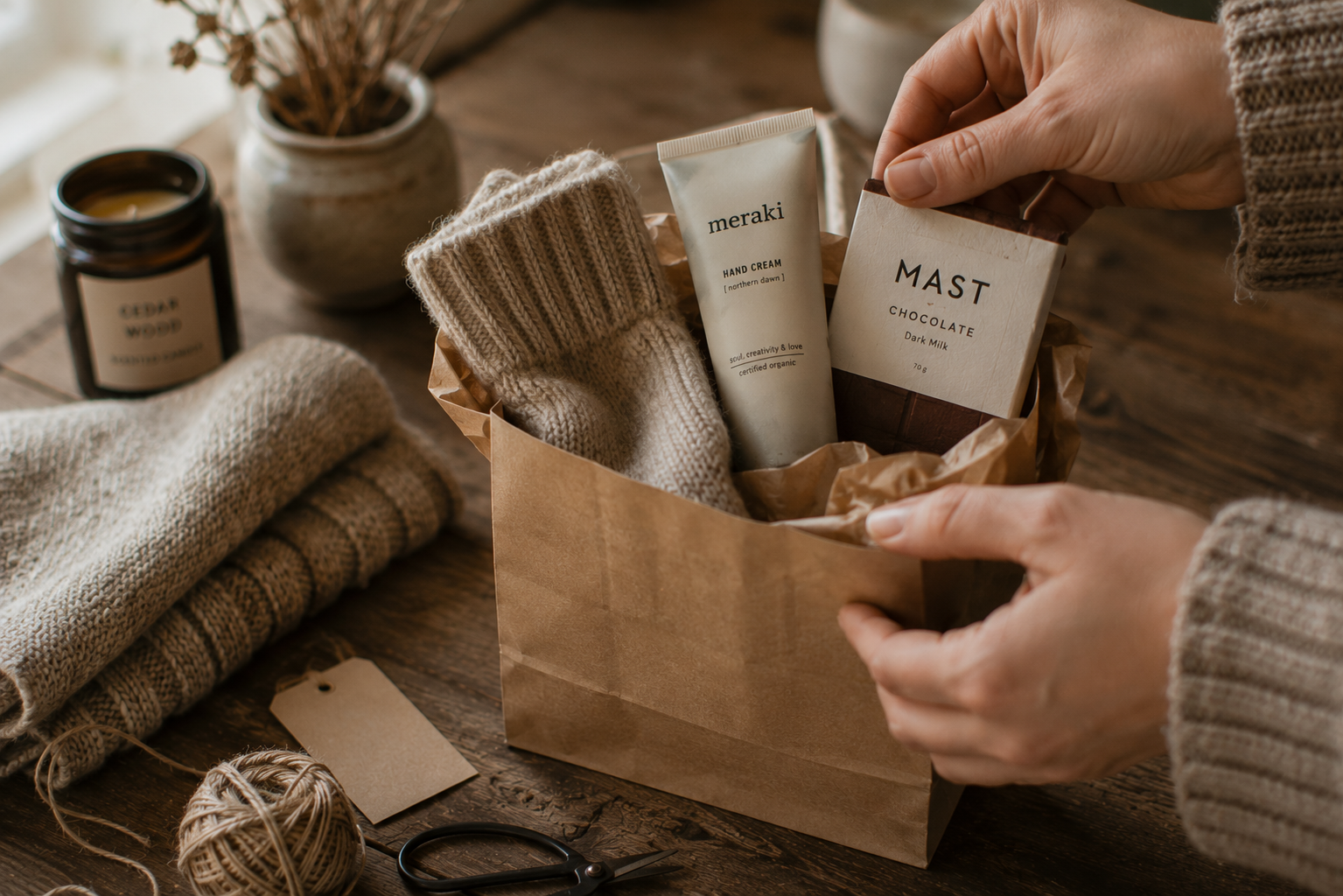 Feierabend-Paket Wollsocken, Handcreme und Schokolade als kleines Geschenk für einen Herbstabend