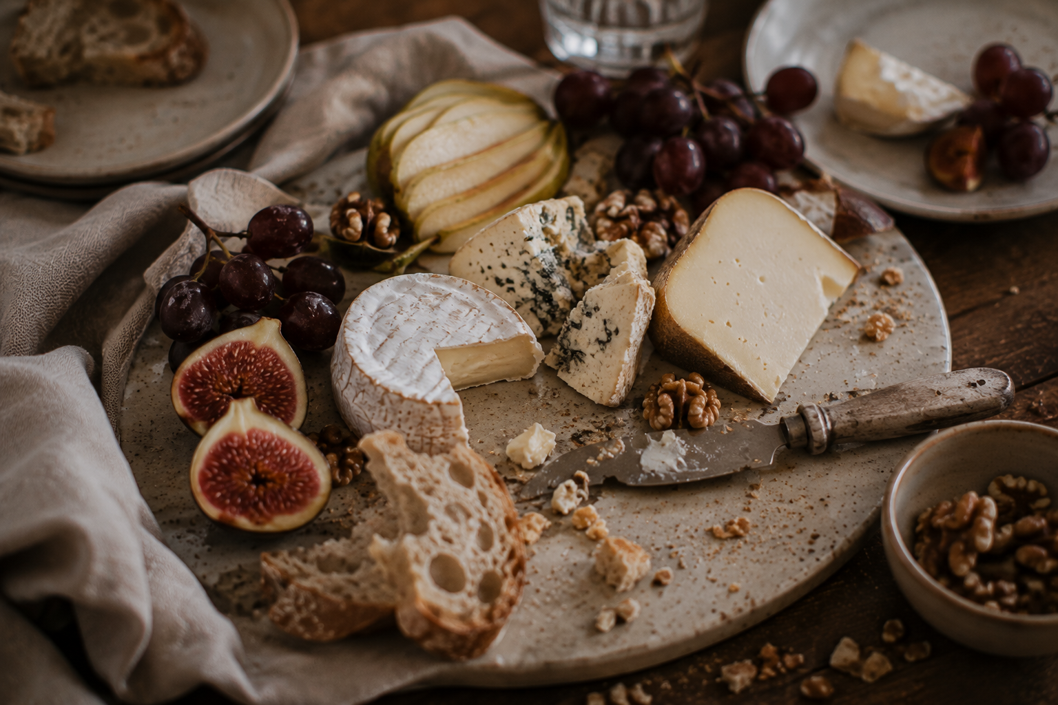 Käseplatte mit Feigen, Birnen, Trauben und Walnüssen für einen Herbstbrunch